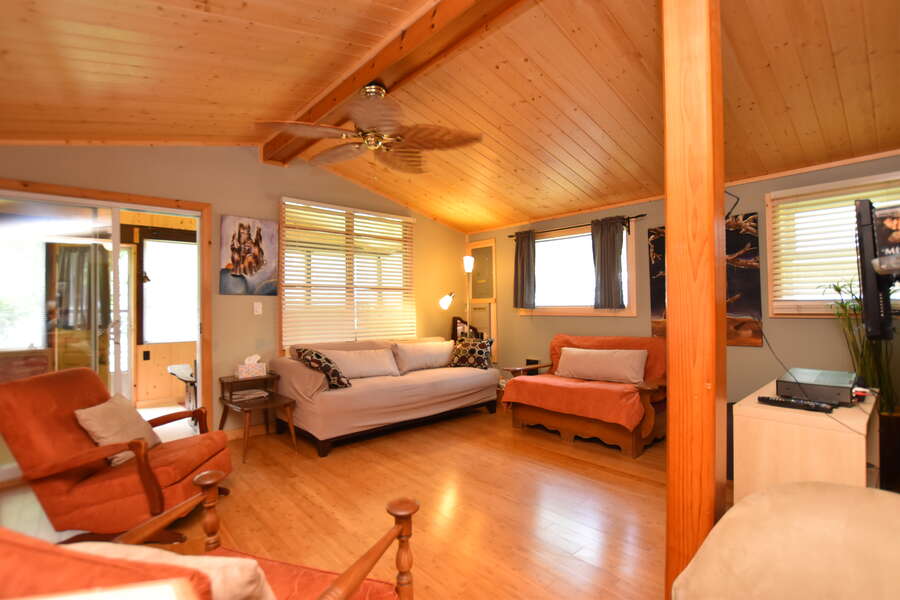 Ooolong's Lake Retreat - F312 - Living room