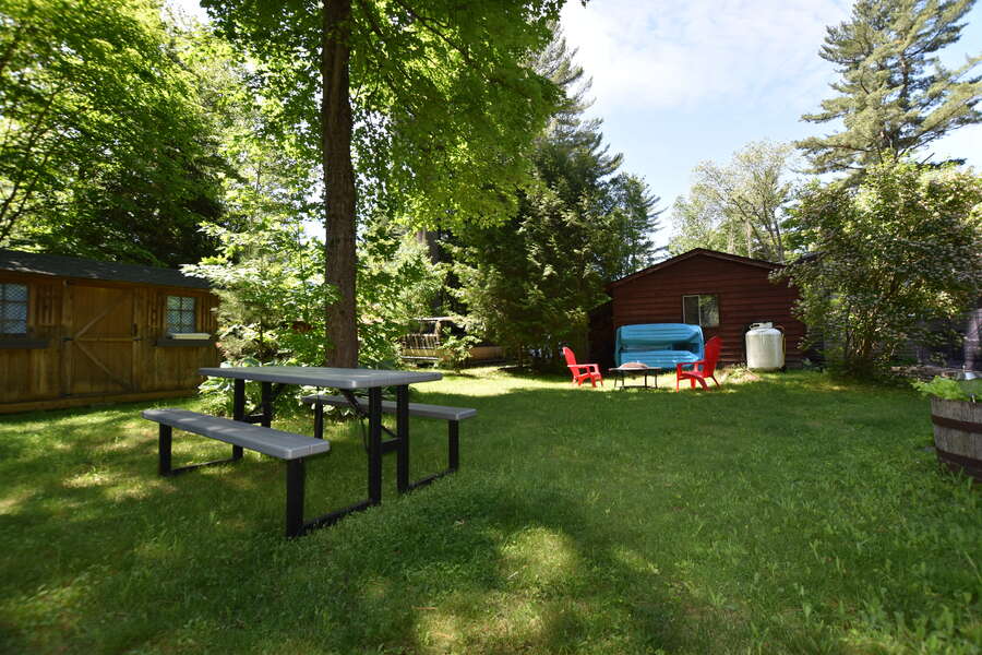 Ooolong's Lake Retreat - F312 - Lawn and picnic table seating