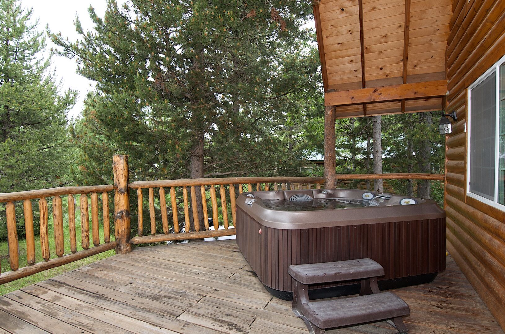 Trappers Chalet ~ hot tub on front deck