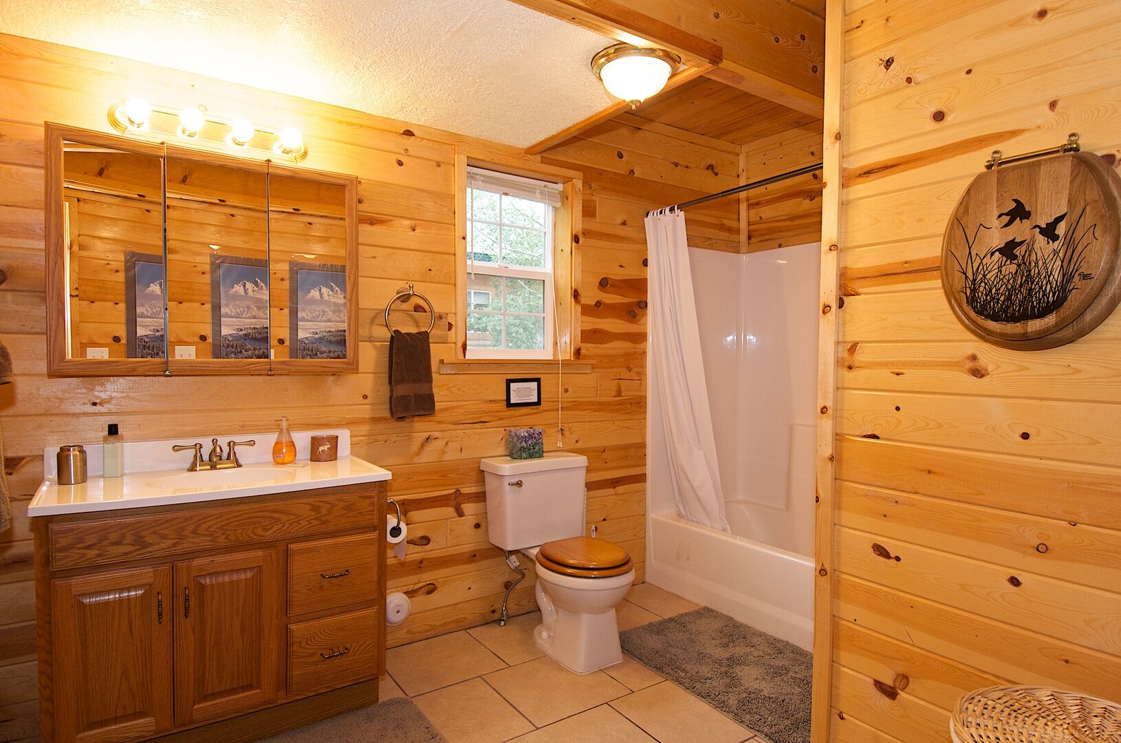 Trappers Chalet ~ shared bathroom on main level