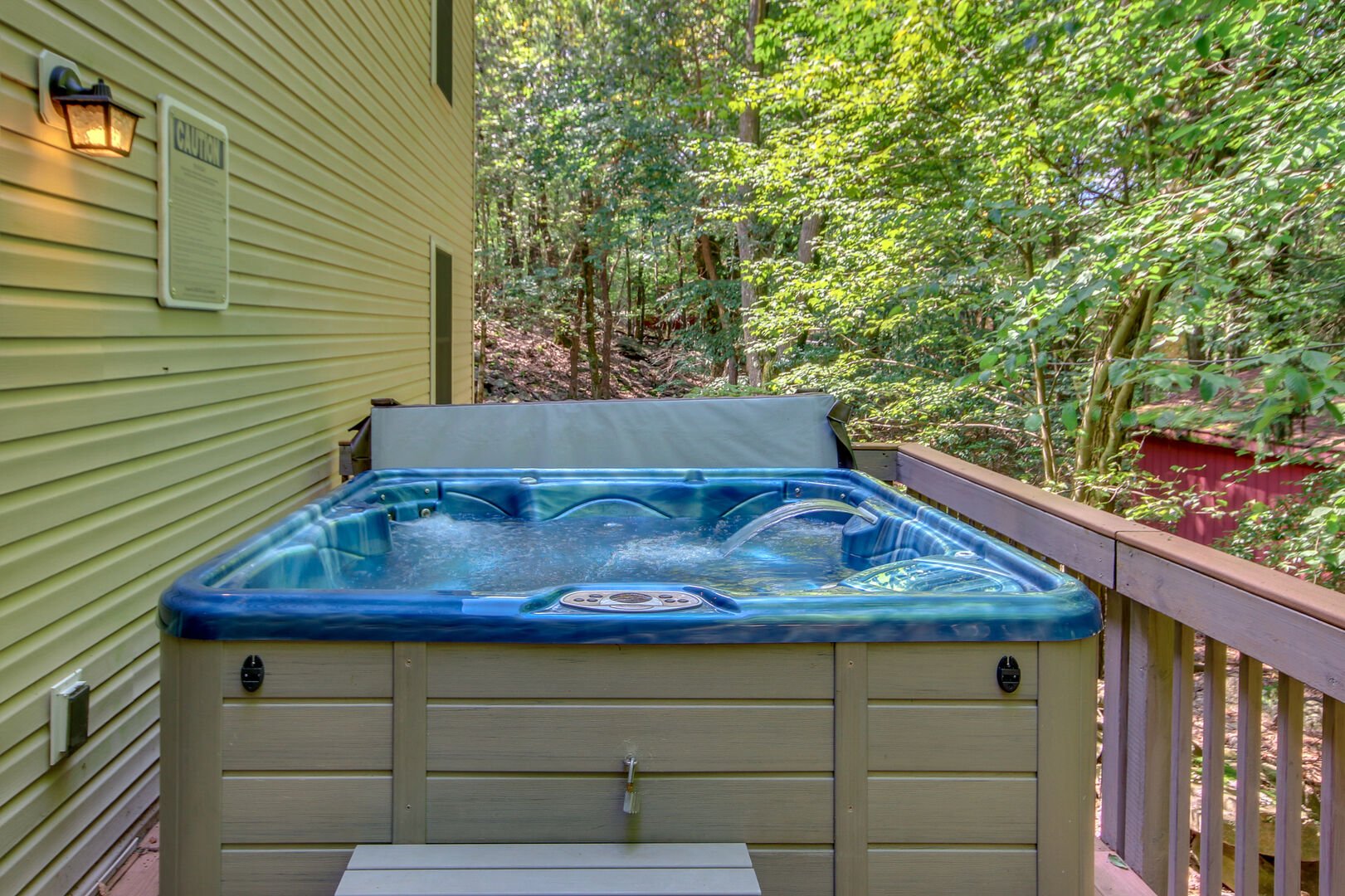 Outdoor hot tub of this Lake Harmony rental.