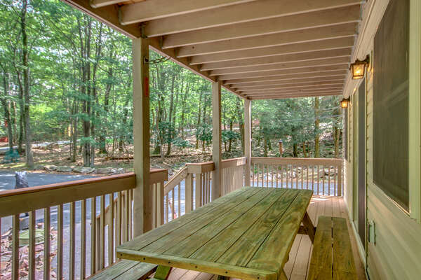 The front porch of this Lake Harmony rental and its picnic table.