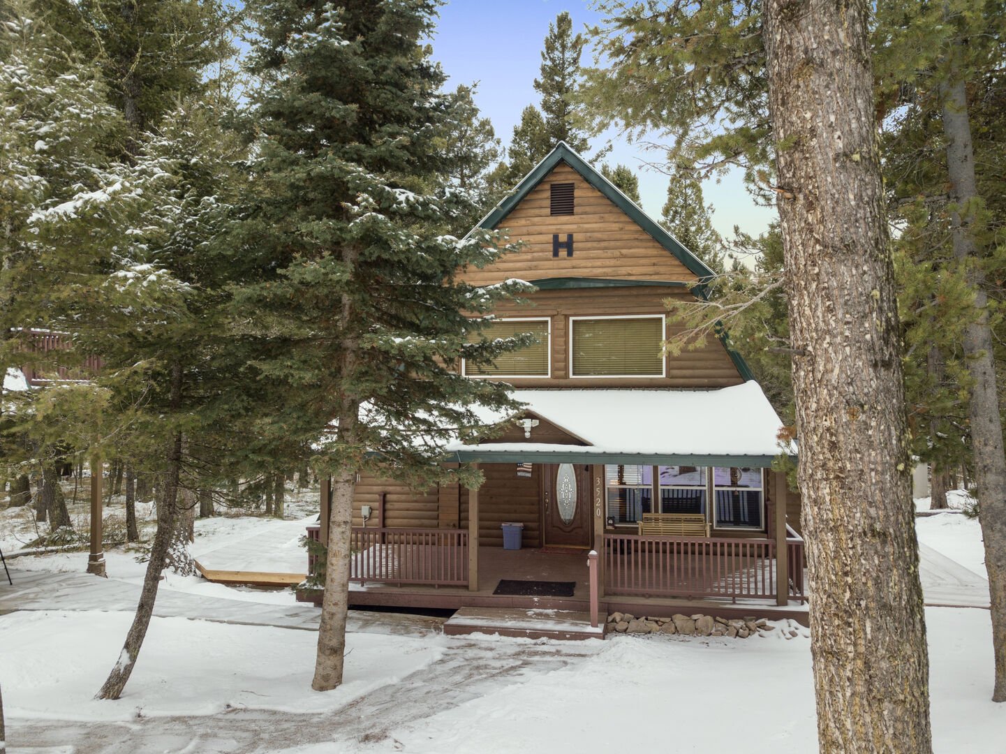 Roger Dodger ~ (TWO CABINS ON PROPERTY: MAIN CABIN AVAILABLE YEAR-ROUND AND SLEEPS 6 PEOPLE. ACCOMODATIONS ABOVE GARAGE AVAILABLE IN SUMMER ONLY AND SLEEPS ADDITIONAL 5 PEOPLE.)