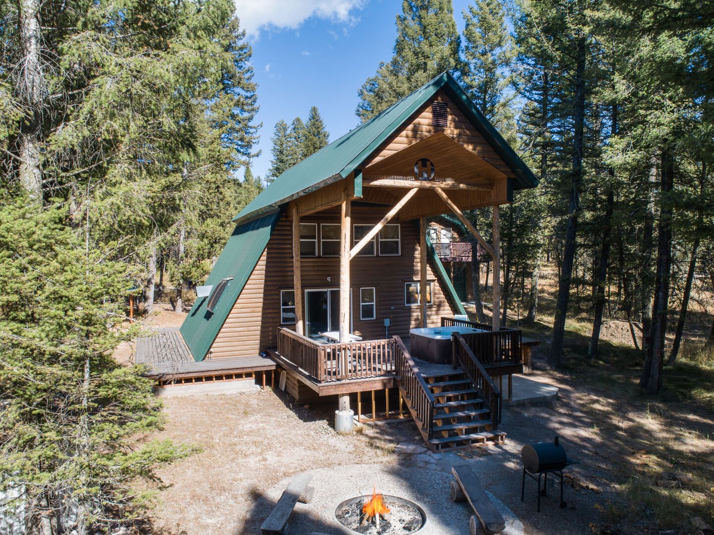 Roger Dodger ~ (TWO CABINS ON PROPERTY: MAIN CABIN AVAILABLE YEAR-ROUND AND SLEEPS 6 PEOPLE. ACCOMODATIONS ABOVE GARAGE AVAILABLE IN SUMMER ONLY AND SLEEPS ADDITIONAL 5 PEOPLE.)