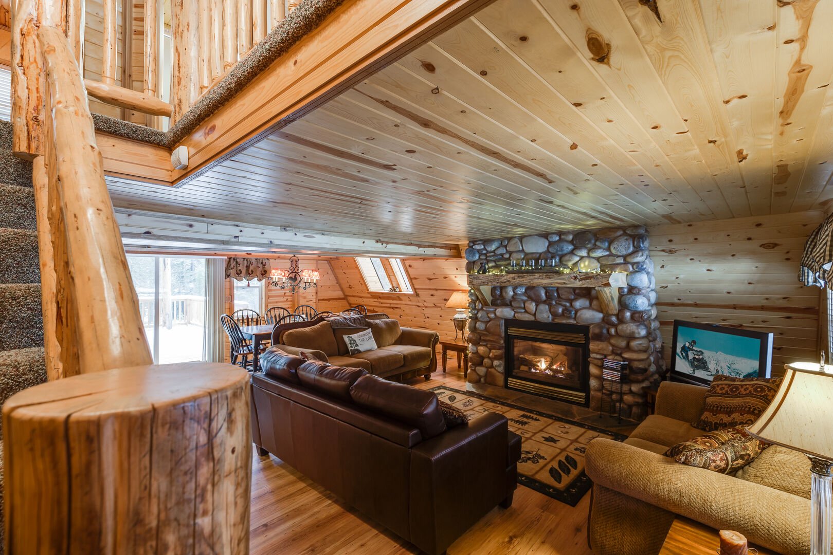 Roger Dodger ~ MAIN CABIN (TWO CABINS ON PROPERTY: MAIN CABIN AVAILABLE YEAR-ROUND AND SLEEPS 6 PEOPLE. ACCOMODATIONS ABOVE GARAGE AVAILABLE IN SUMMER ONLY AND SLEEPS ADDITIONAL 5 PEOPLE.)
