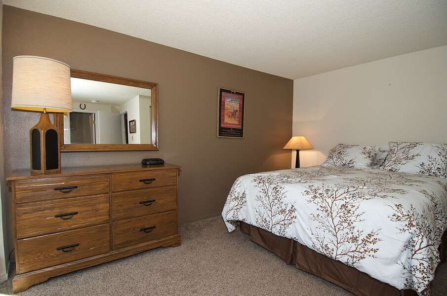 Quickdraw ~ master bedroom #1 on main level w/ queen bed and private bathroom