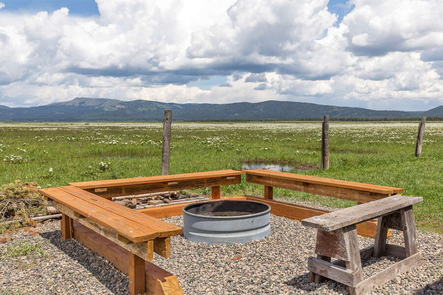 Grand View Retreat ~ fire pit (Wood NOT provided)