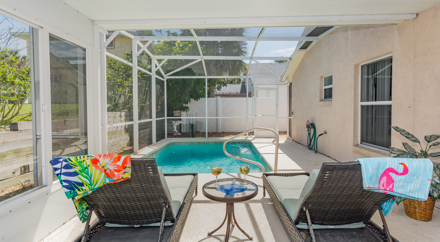 Sit back and relax or entertain poolside.