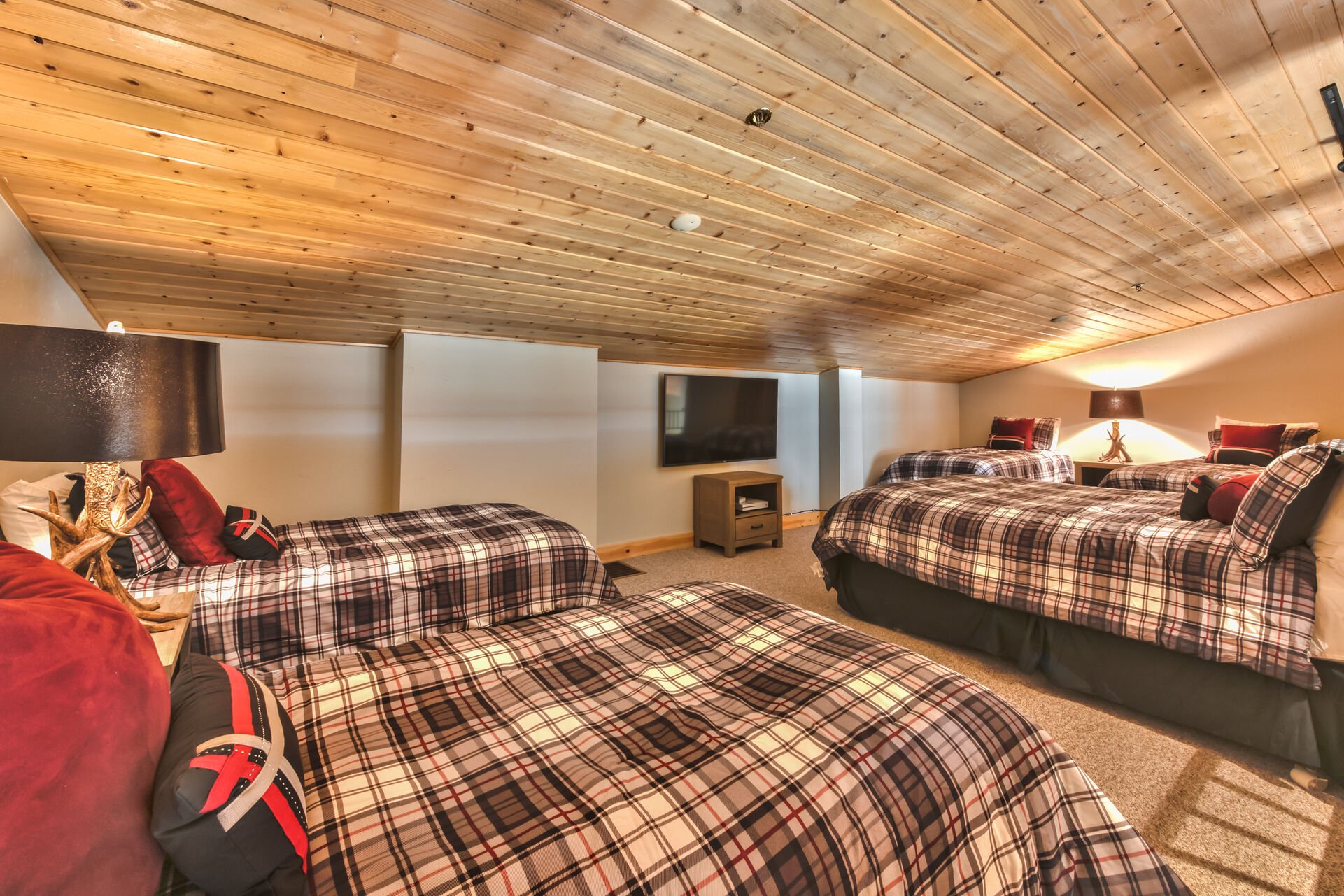 408 A- Loft Bedroom with a Queen Bed and Four Twin Beds, 60