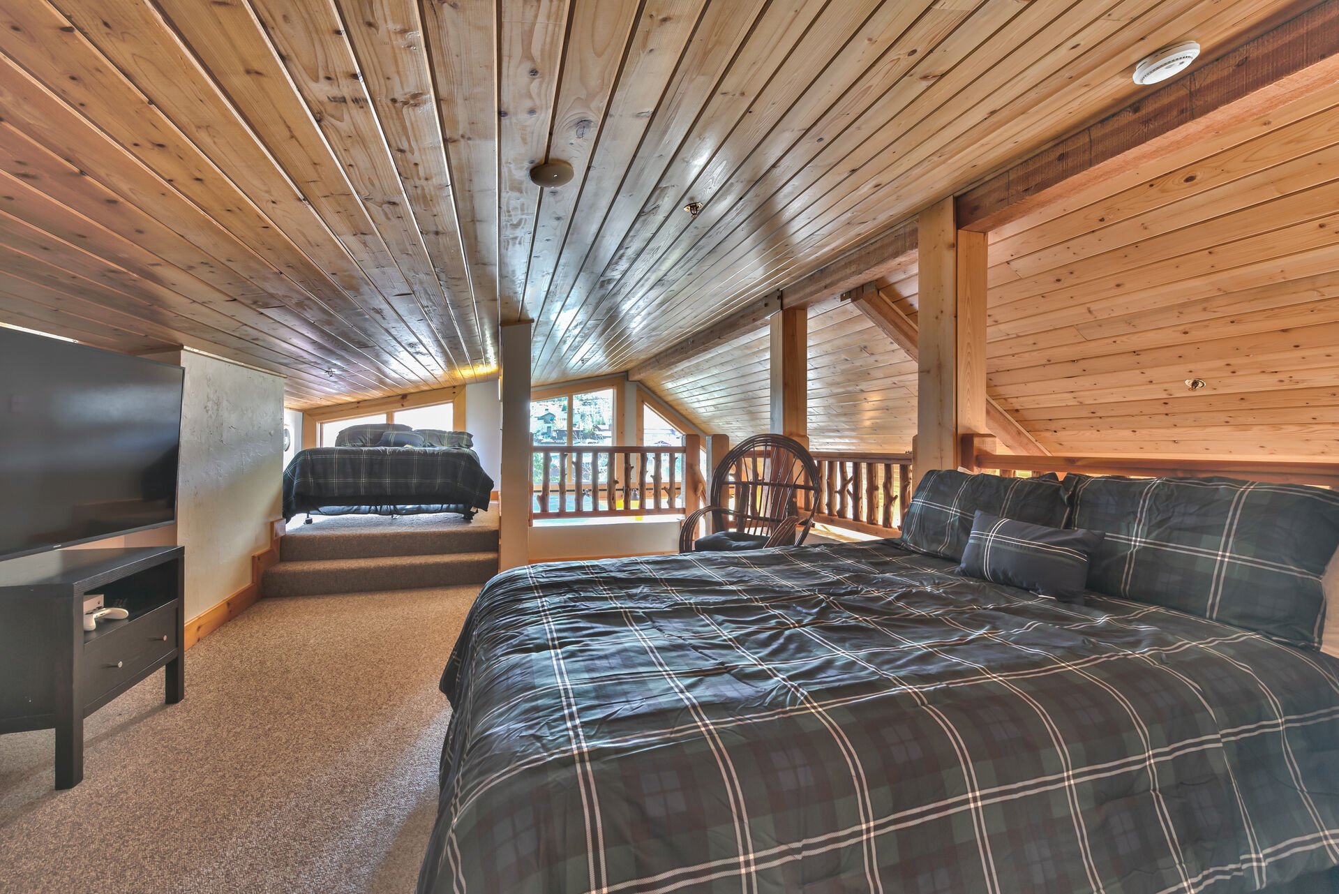 408 B- 2nd Loft Bedroom with Two Queen Beds, Two Twin Beds and a Full-size Bed, a 60