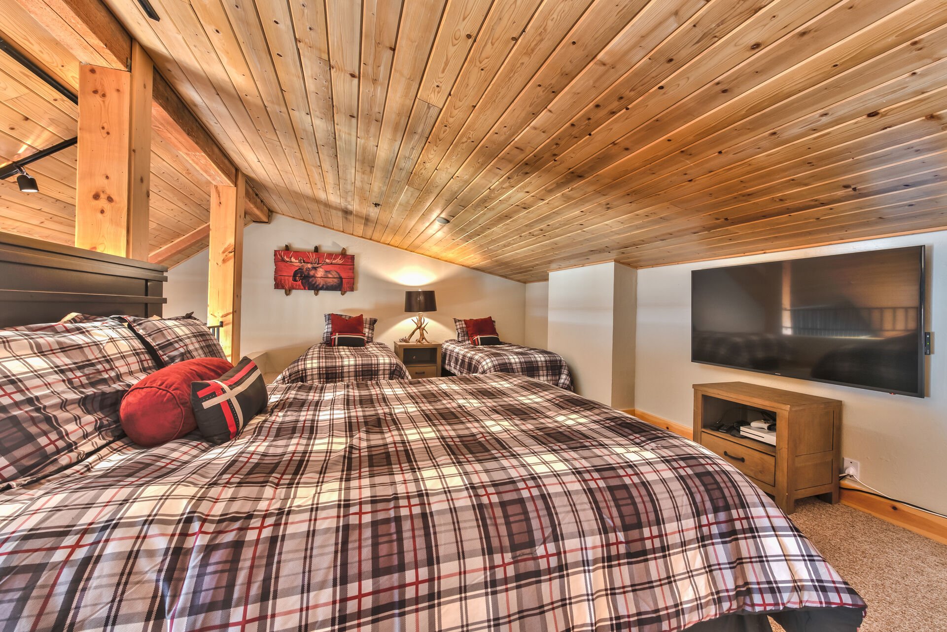 408 A- Loft Bedroom with a Queen Bed and Four Twin Beds, 60
