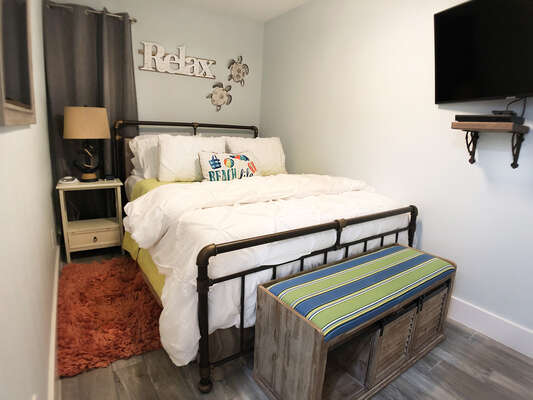 Relax and unwind in this super cozy queen bed with soft linens and plush bedding. Enjoy the large TV (Cable and Blu-ray player!) that swivels to serve as another feature that promises your comfort.