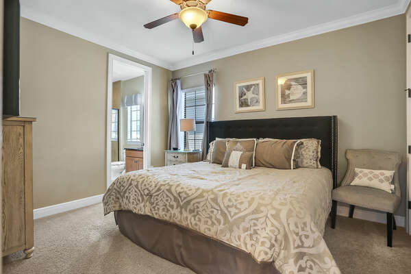 Master bedroom with a king sized bed and en-suite located on the 2nd floor