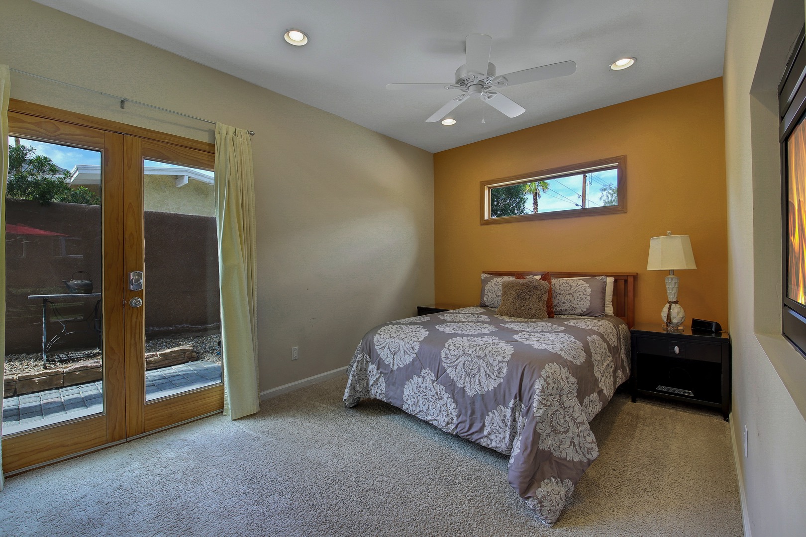 Casita Suite 2 features a Queen-sized bed, Smart TV, two Twin rollaways