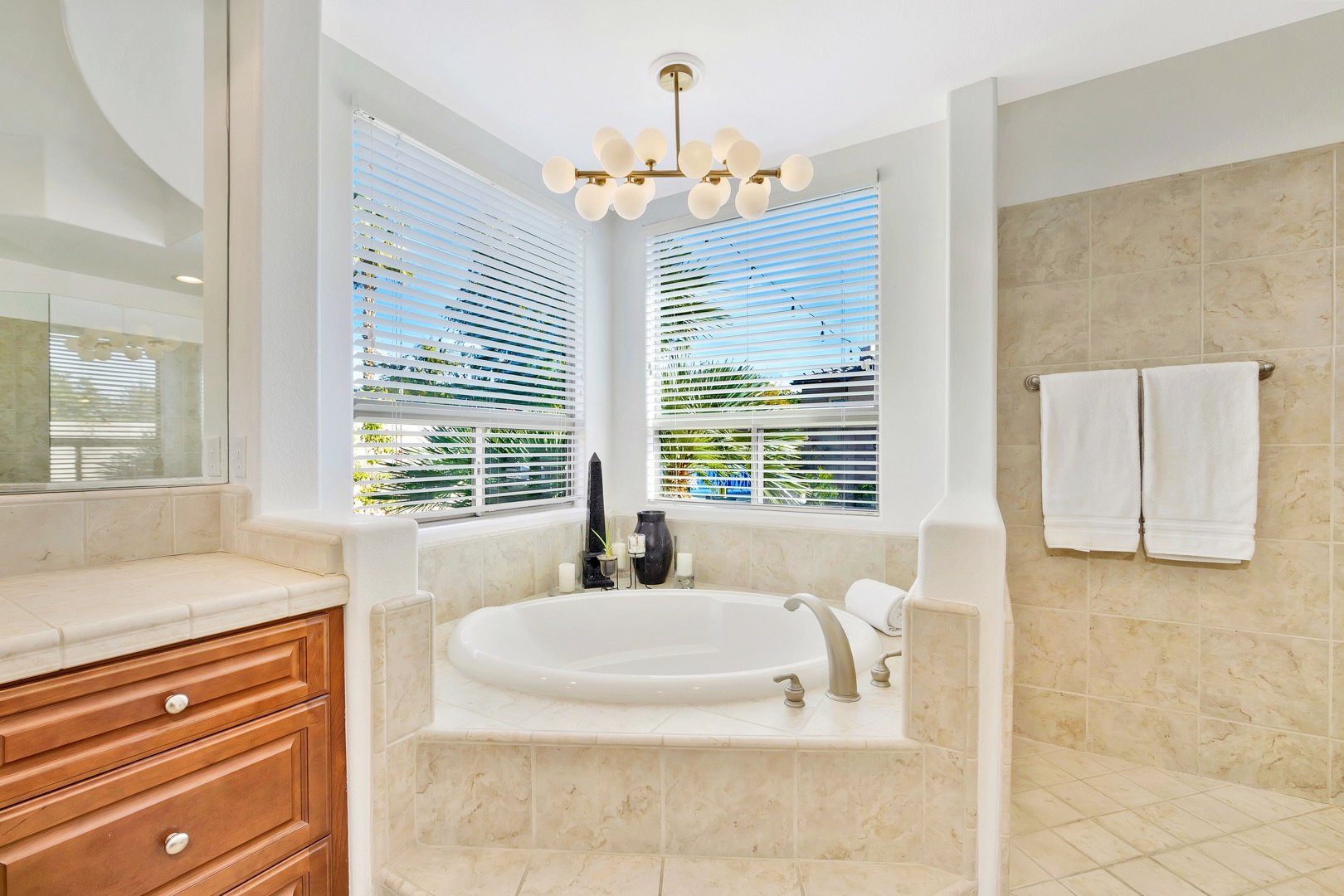 Take a relaxing bath in the huge master tub.