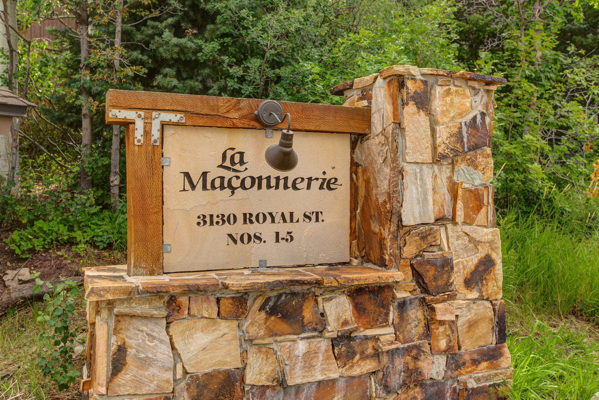 Entrance to La Maconnerie Nos. 1-5