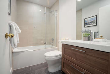 Ensuite bathroom with shower over tub