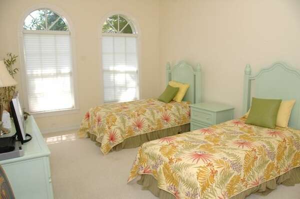 Pretty guest bedroom with 2 twin beds
