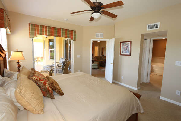 Masterbedroom with kling bed and access to lanai