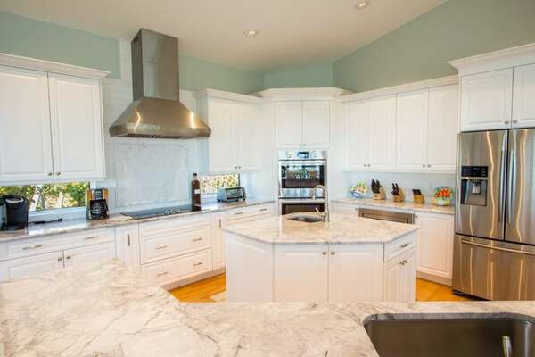 Massive kitchen with all the turnkey items you need!