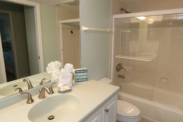 Guest bathroom with tub/shower combination