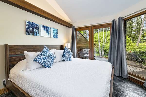 Bedroom with Access to Lanai, and Large Bed