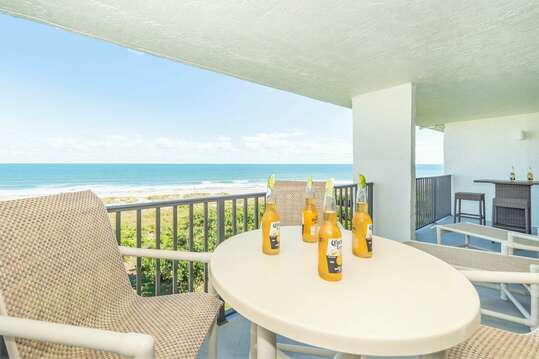 Penthouse, direct ocean views! Seating for 8 + 2 loungers for the suntanners!
