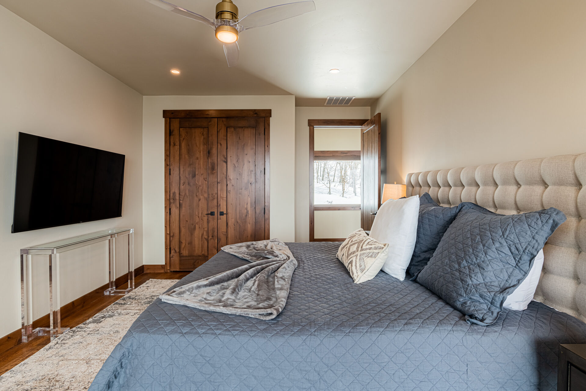 Bedroom 7 - King Bed, Smart TV & En Suite Bathroom