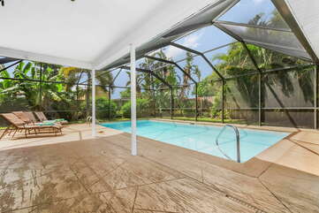 Private pool with southern pool exposure v Cape Coral, Florida