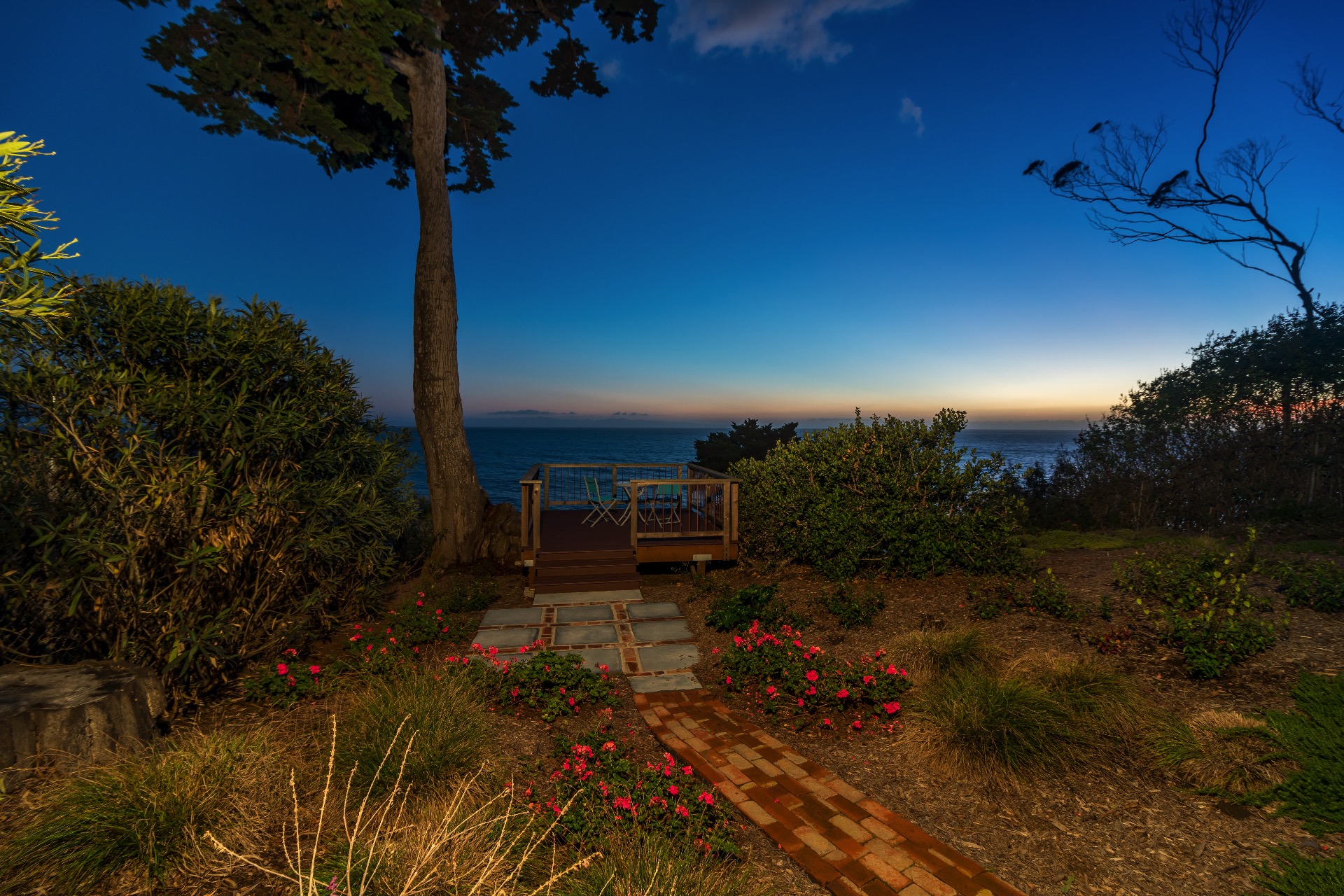 Nice deck at the edge of the bluff with views of the ocean and channel islands.