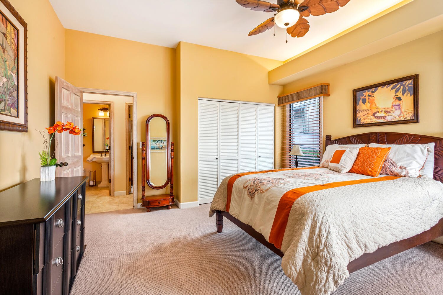 Warm colors and a comfortable queen size bed to welcome you.