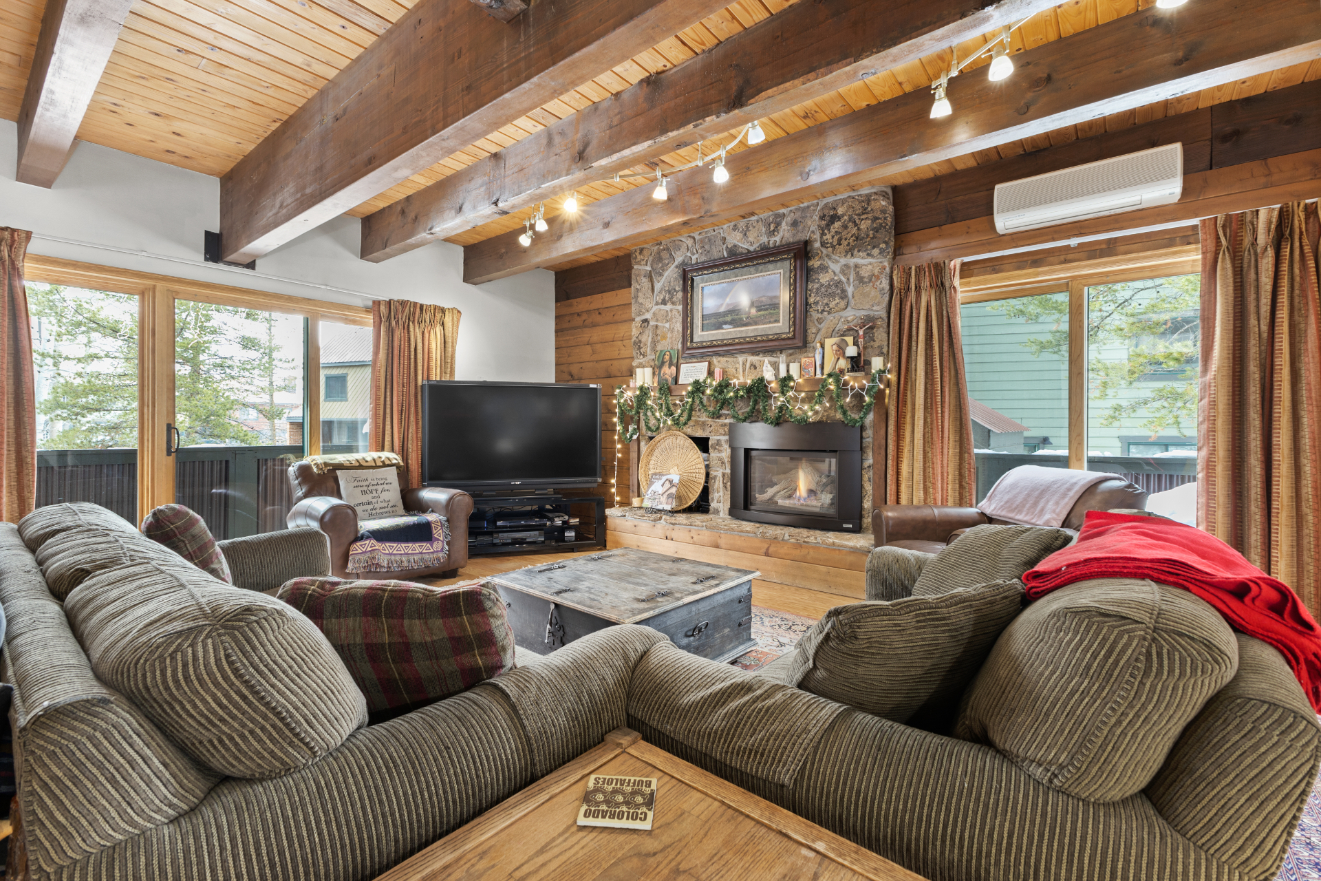 3 Master Suites, Private Hot Tub, Walk or Shuttle to Slopes Photo