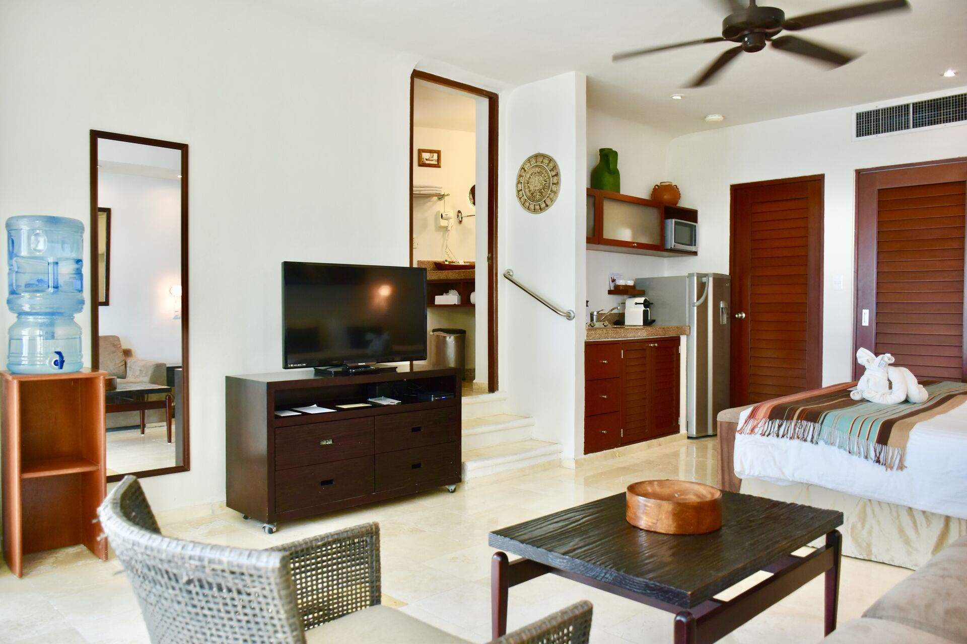 Amazing ocean front studio with queen size bed, sofa bed and kitchenette.