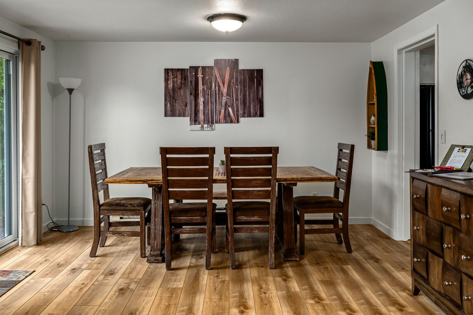 Dining Room Table with Seating for 7 with the bench along the back wall!
