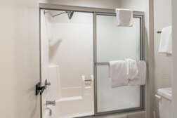 Master Bathroom - Full En-Suite Bathroom, Shower & Tub