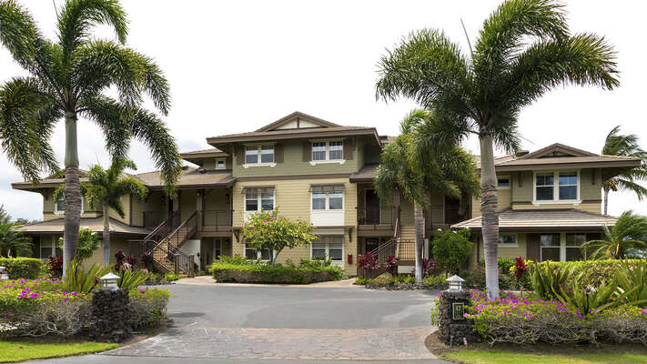 Exterior view of this Kona Hawaii vacation rental, Hali'i Kai 12F