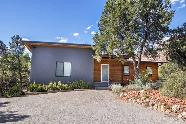 Sedona Zen House - A Custom 3 Bedroom, 3 Bath Luxury Home with Amazing Views and a Hot Tub