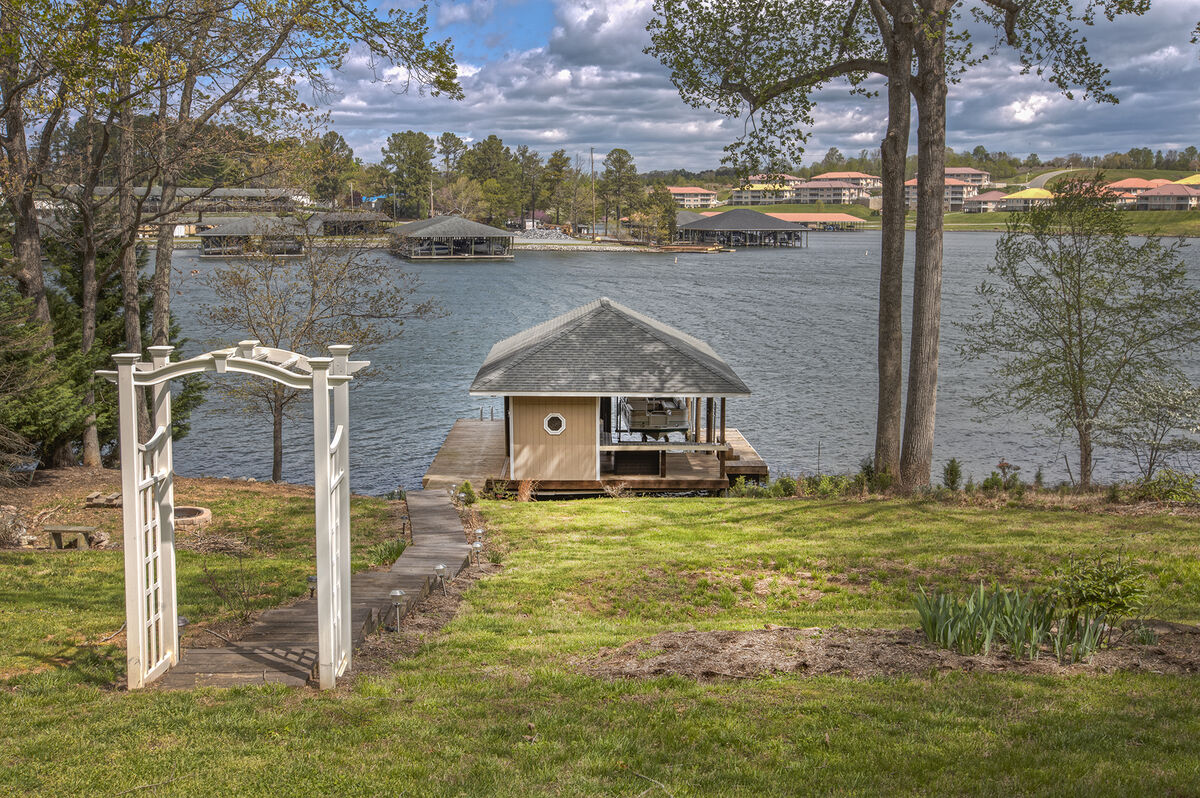 Great Views Over the Water When You Stay at Lake Escape