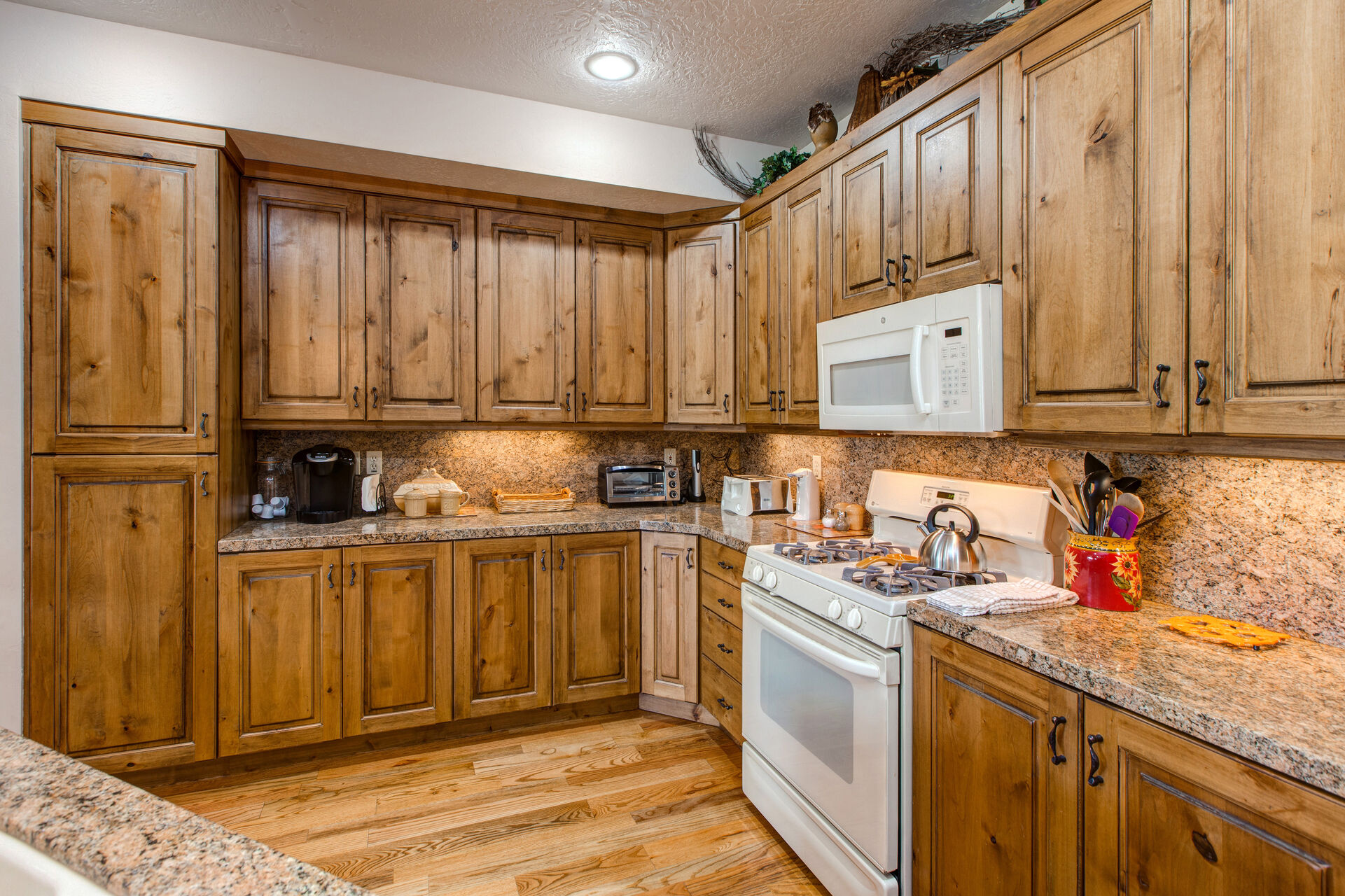 Fully Equipped Kitchen with Gas Range, Lovely Cabinets and Granite Countertops