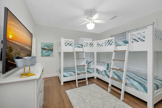 Guest Bedroom whit bunk beds and HD TV