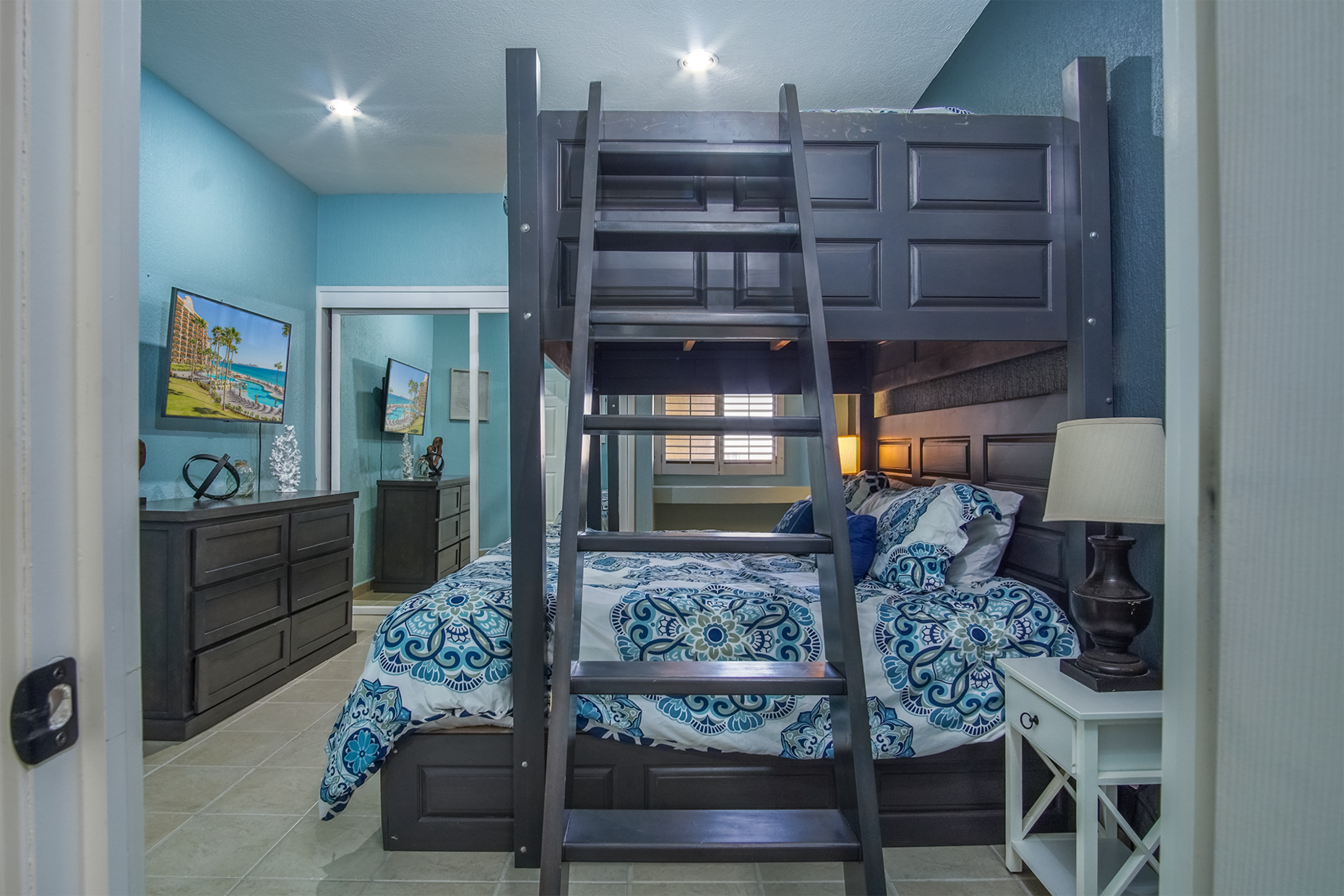 the bedroom with large bunk beds is great for. kids