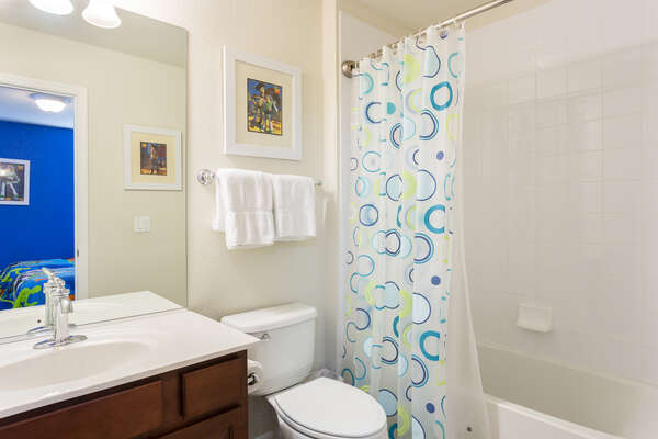 En-suite bathoom with a combination shower/bathtub