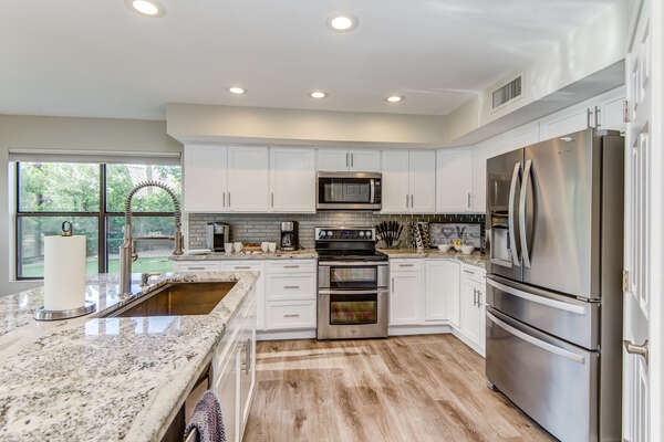 Fully Equipped Kitchen with Sleek Stainless Steel Appliances, including a Double Oven Range, and All the Utensils Needed for the Chef(s) in the Group