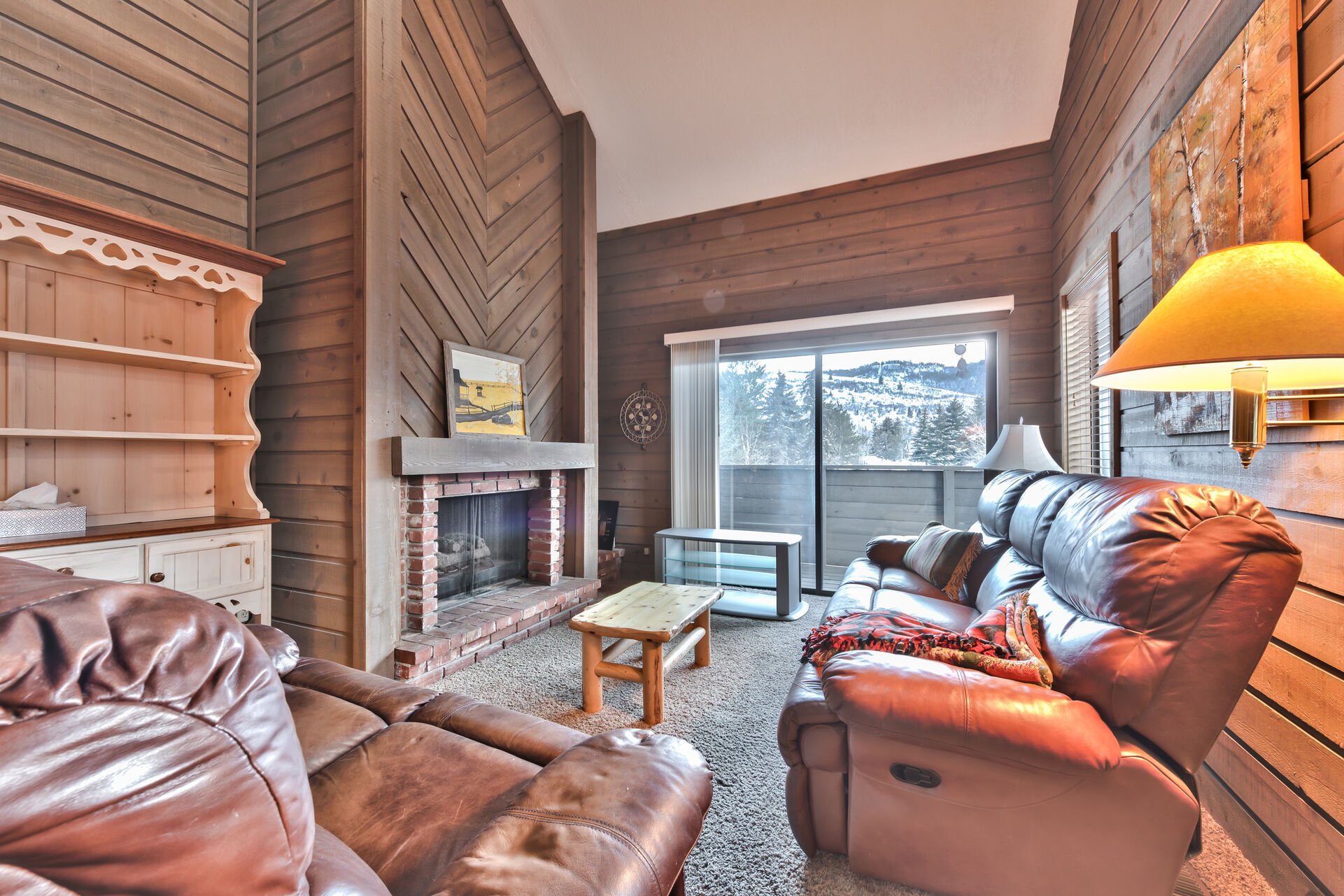 Long Term Rental - Mountain Cabin Decor with Gas Fireplace and Private Balconies