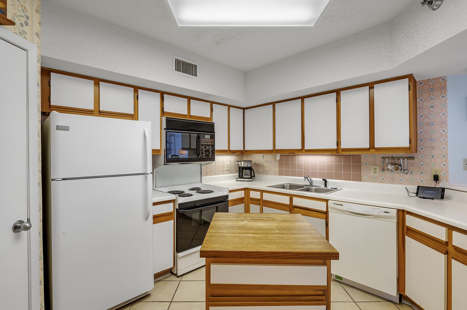 Fully Equipped Kitchen with a Breakfast Bar