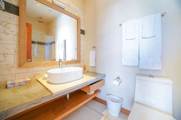 Full Modern Bathroom: Where Luxury Meets Comfort.