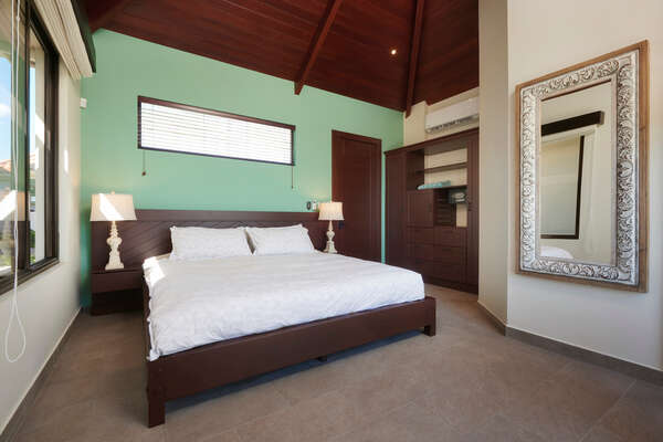 King size guest bedroom