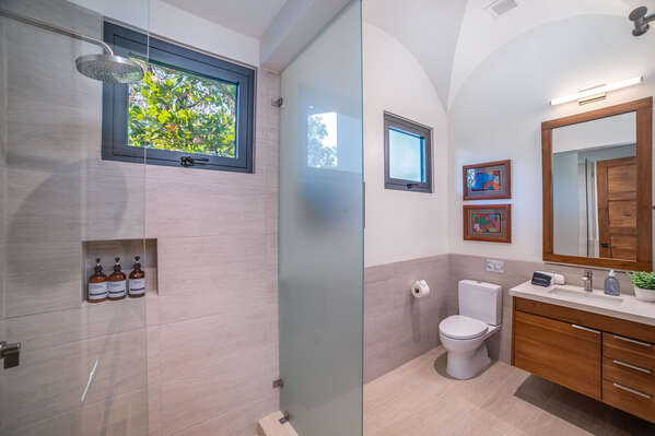 A full bathroom on the first floor, perfect for our guests' ease and comfort.