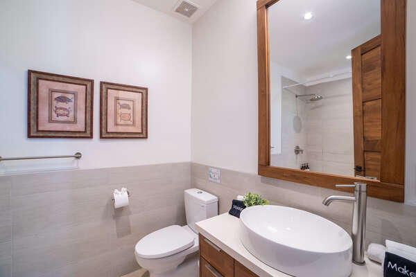 A complete guest bathroom for a comfortable and pleasant stay.