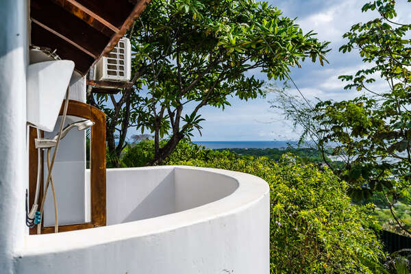 Bathroom with an outdoor shower surrounded by nature for a jungle experience!